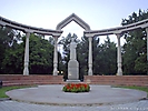 Памятник Курманжан Датке в Дубовом парке